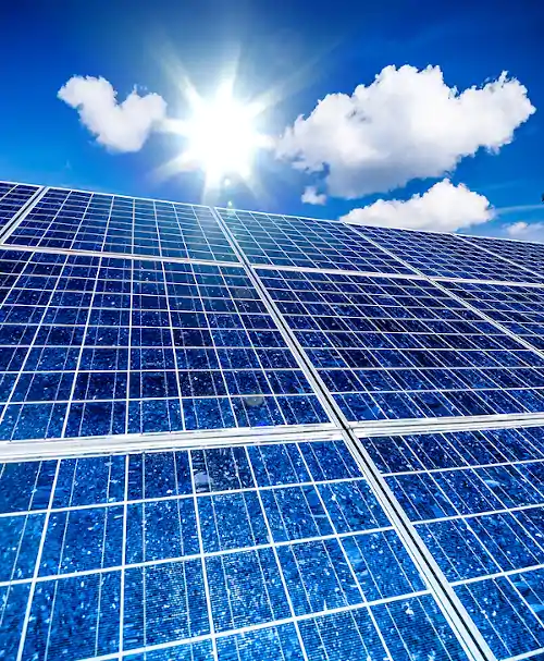 Placas solares fotovoltaicas con cielo soleado