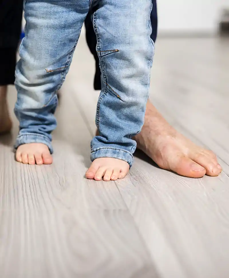 pies descalzos de bebe y adulto son suelo